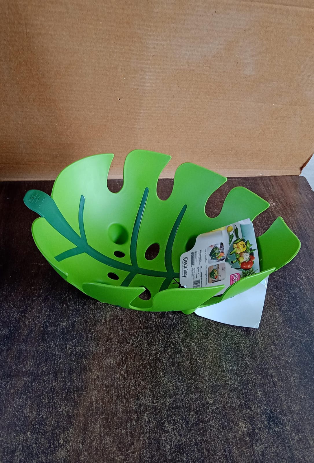 Leaf-shaped plastic fruit basket by Wukusy, showcasing a green leaf design perfect for holding fruits and produce.