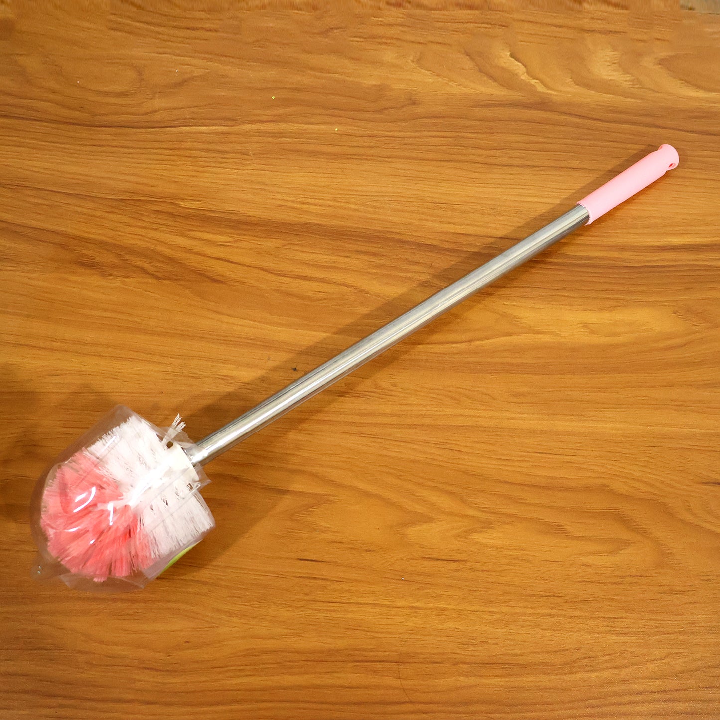 Wukusy long handle toilet cleaning brush with durable bristles and ergonomic design for effective bathroom cleaning.