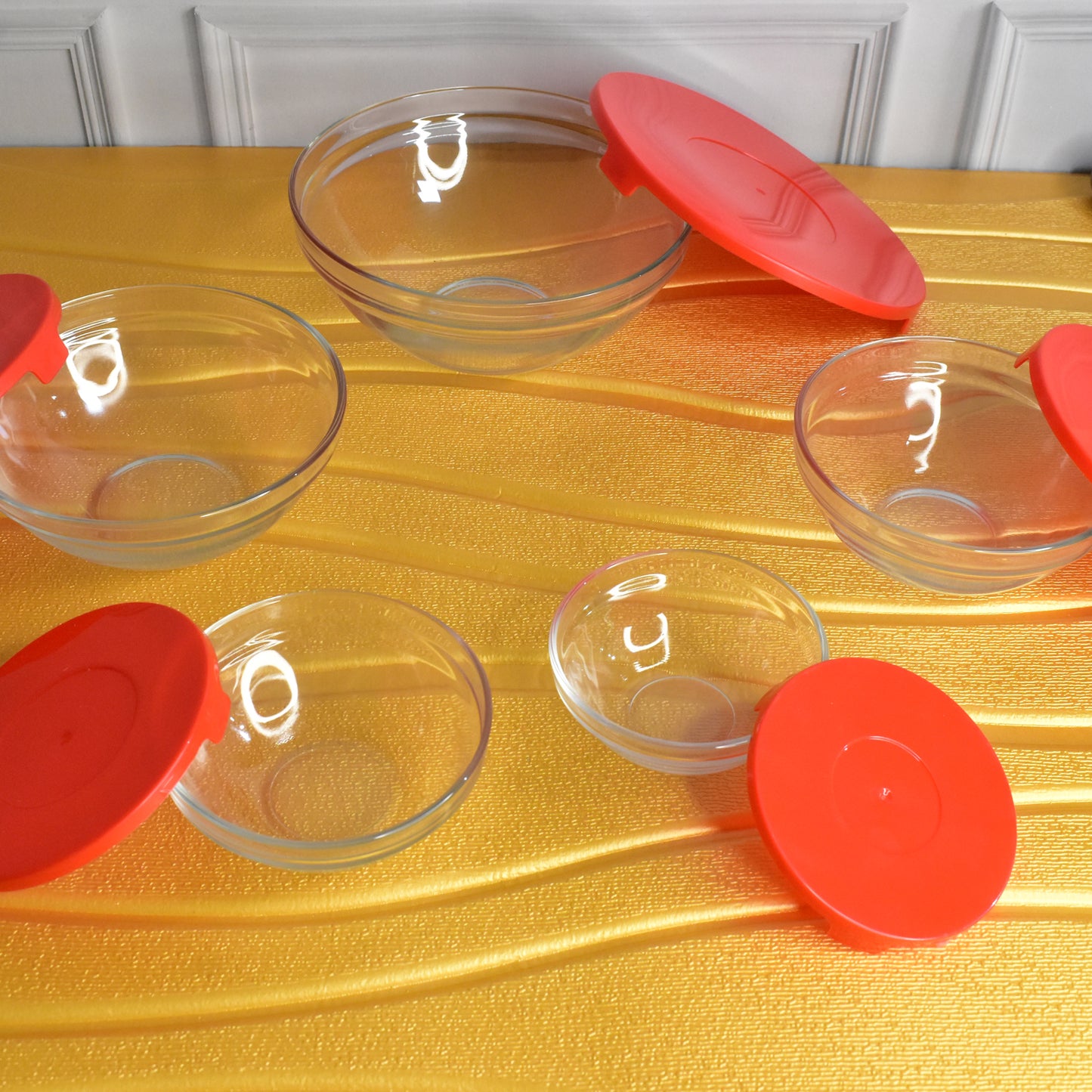 Set of five Wukusy modern glass mixing and storage bowls with red lids, clear glass design, ideal for kitchen organization and prep.
