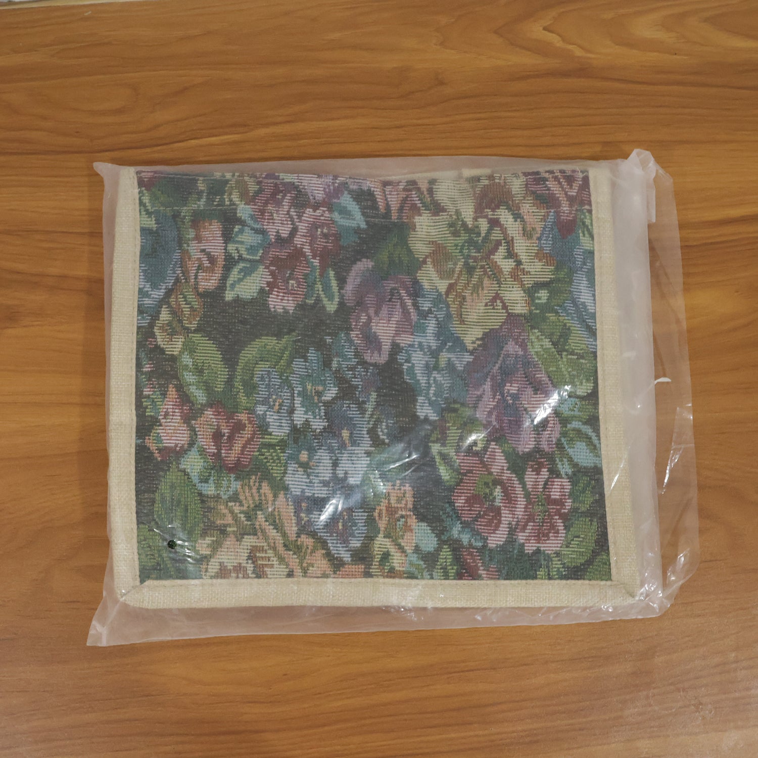 Wukusy floral print carry hand bag, 29x33 cm, versatile bag with colorful floral design and sturdy handles.