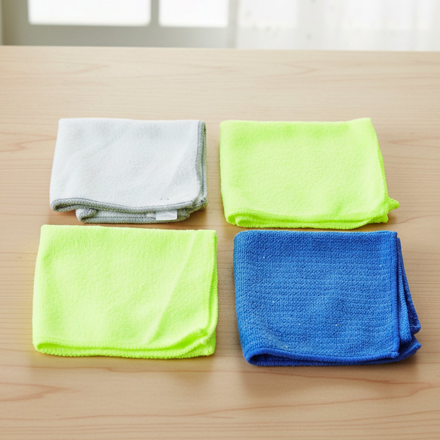 Wukusy microfiber dust cleaning cloths set, 4-piece, soft and absorbent for dusting and cleaning surfaces at home.