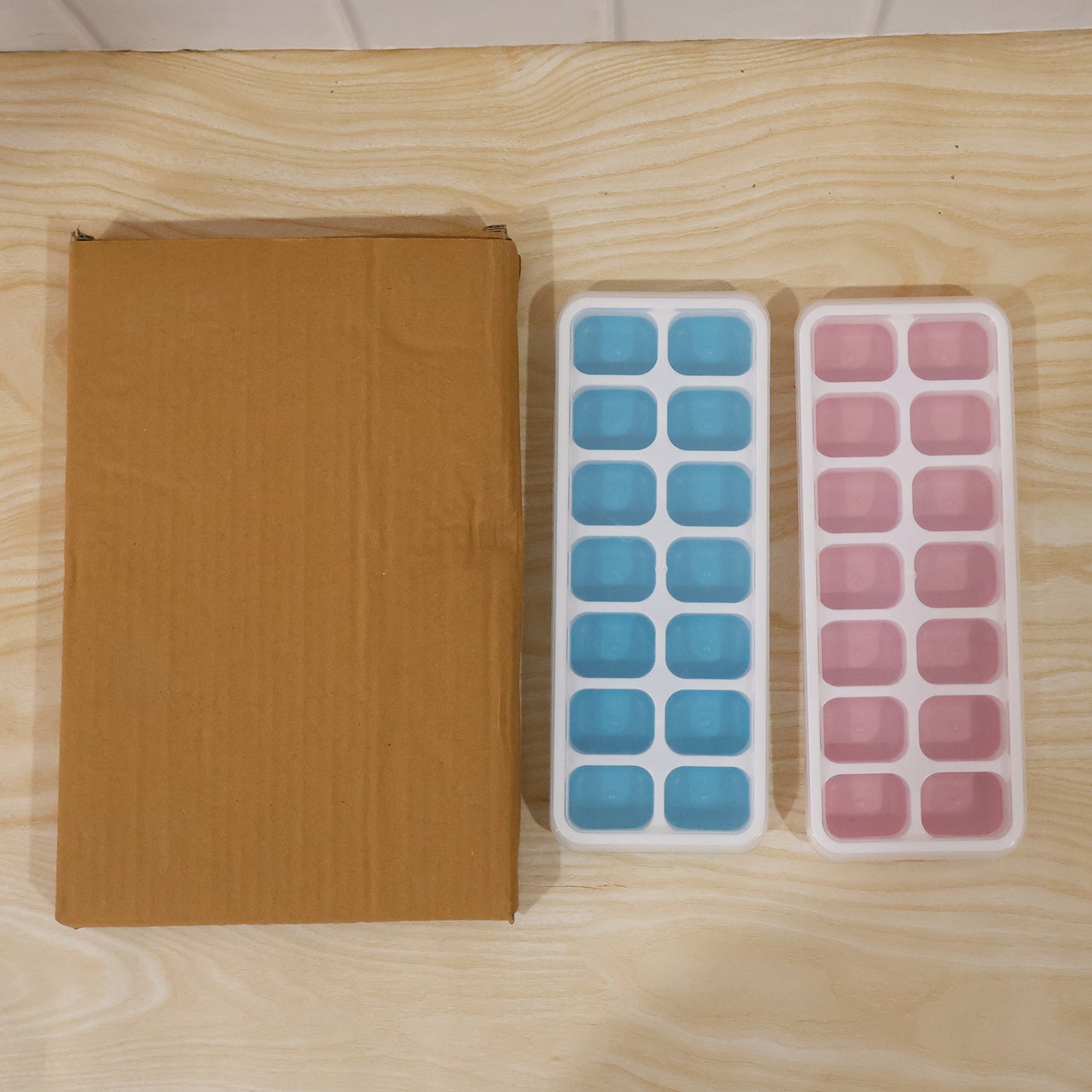 Wukusy multipurpose plastic ice cube tray with lid, pack of 2, 14-grid each, suitable for freezing ice cubes and other foods.