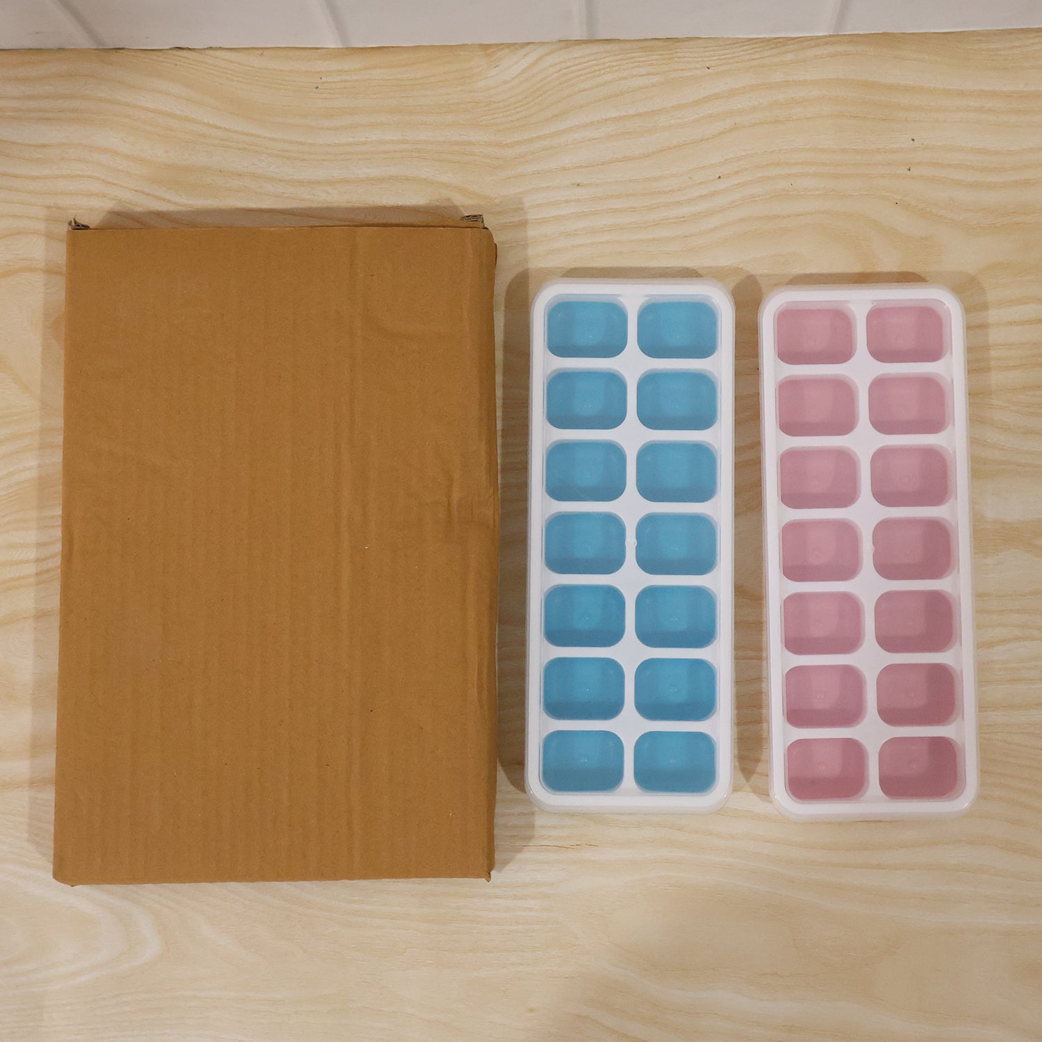 Wukusy multipurpose plastic ice cube tray with lid, pack of 2, 14-grid each, suitable for freezing ice cubes and other foods.