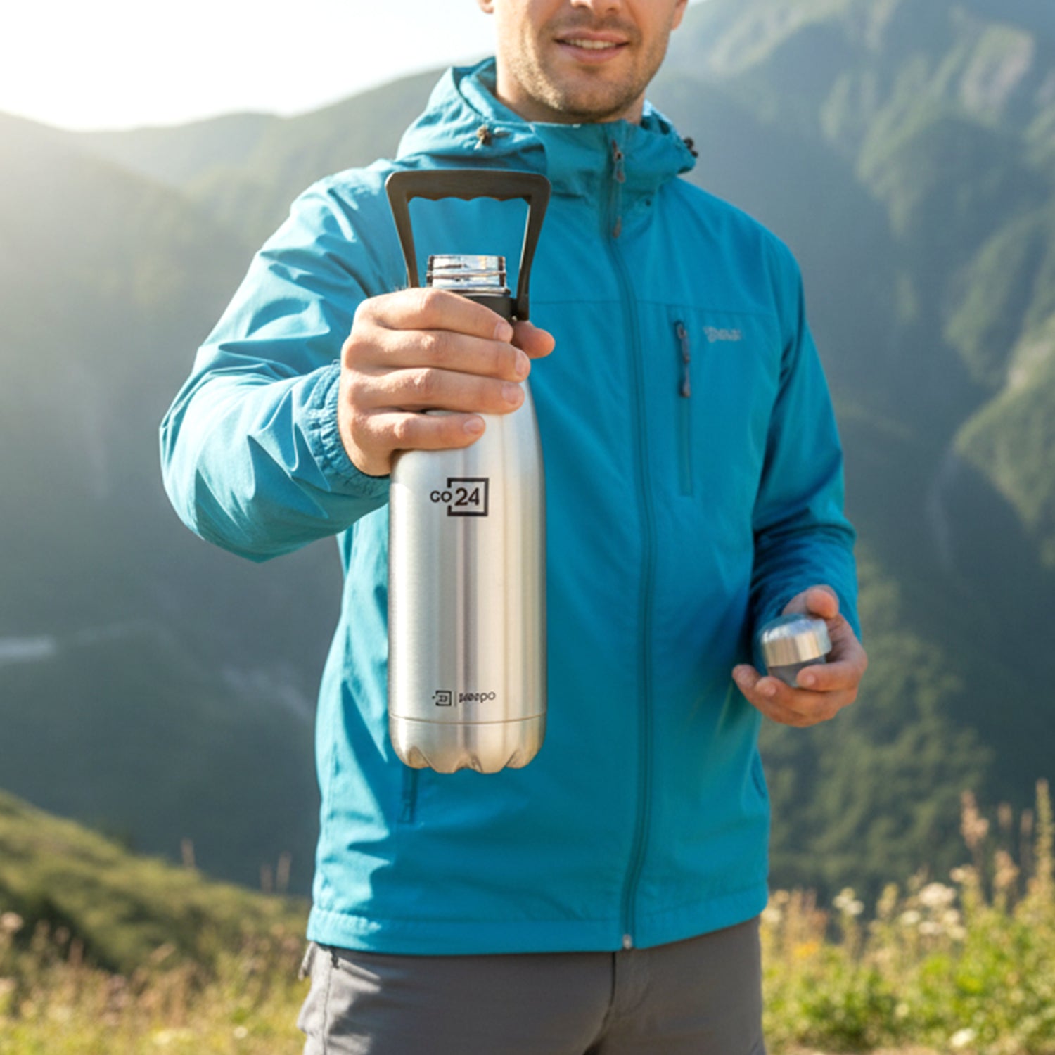 Wukusy Pexpo Echo stainless steel water bottle, 1500ml, vacuum insulated for hot and cold beverages, with a sleek design.
