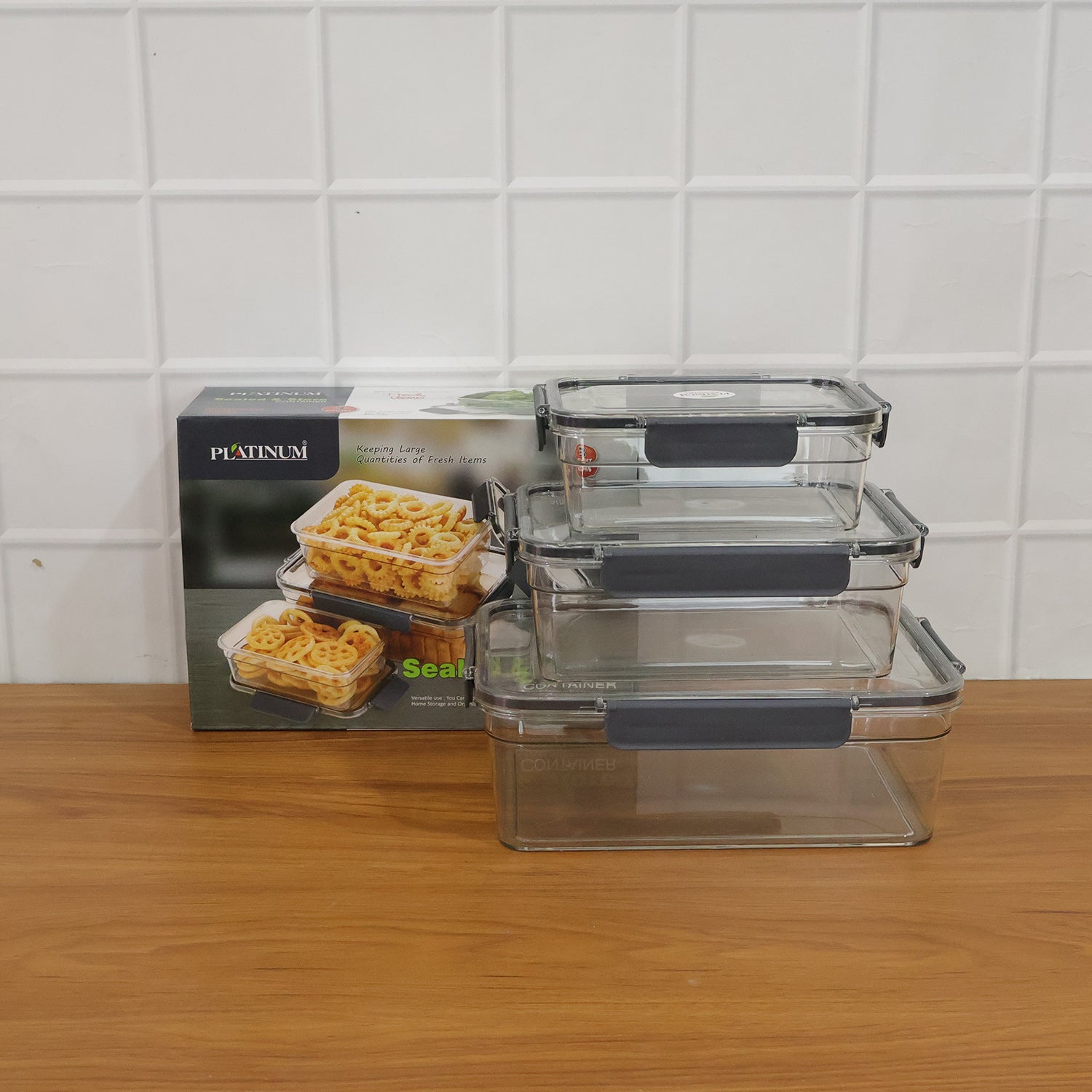 Wukusy plastic airtight food storage container set with three containers in 750ml, 1500ml, and 2800ml sizes for kitchen use