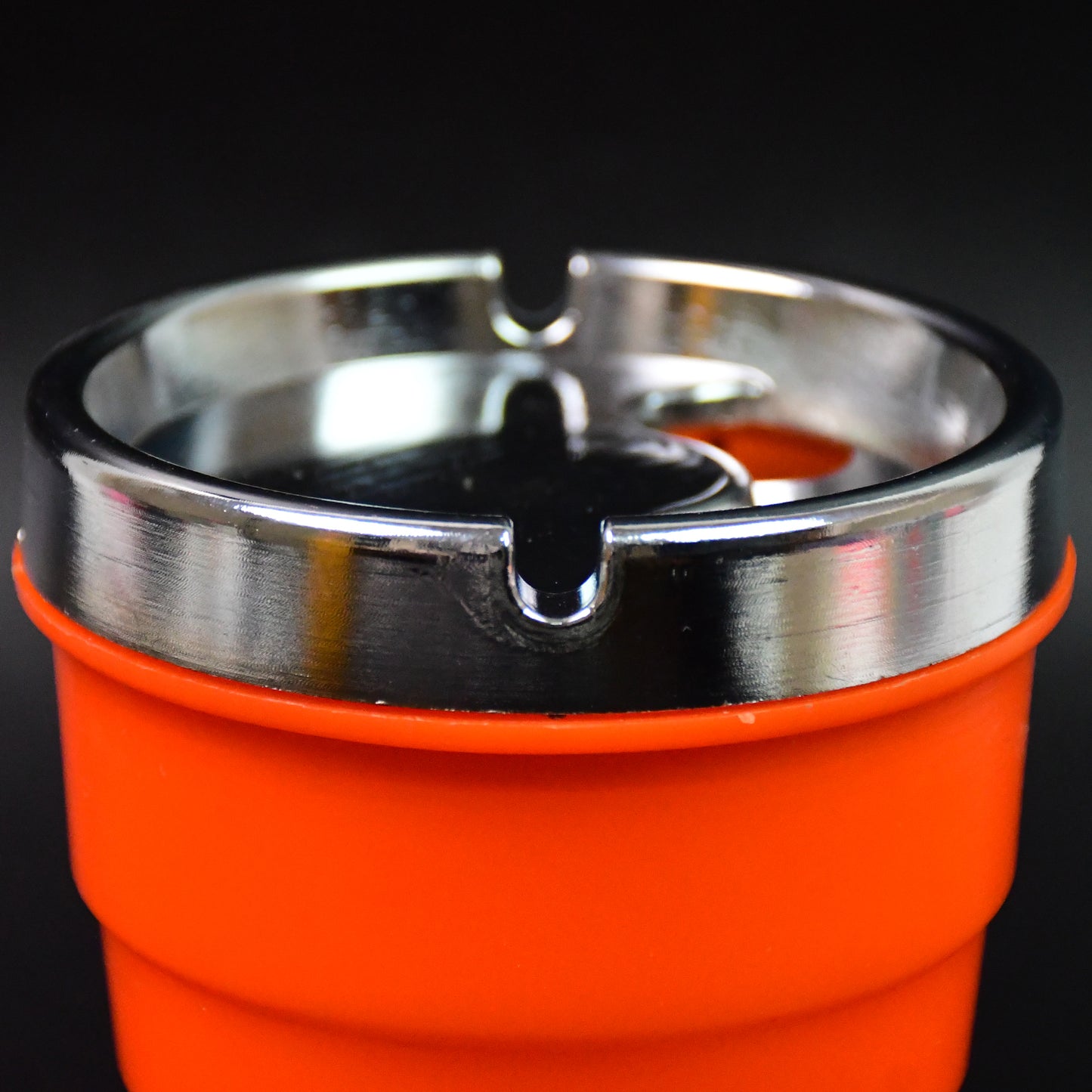 Wukusy plastic car ashtray holder cup with lid, compact and portable for vehicle use, shown in black with lid open
