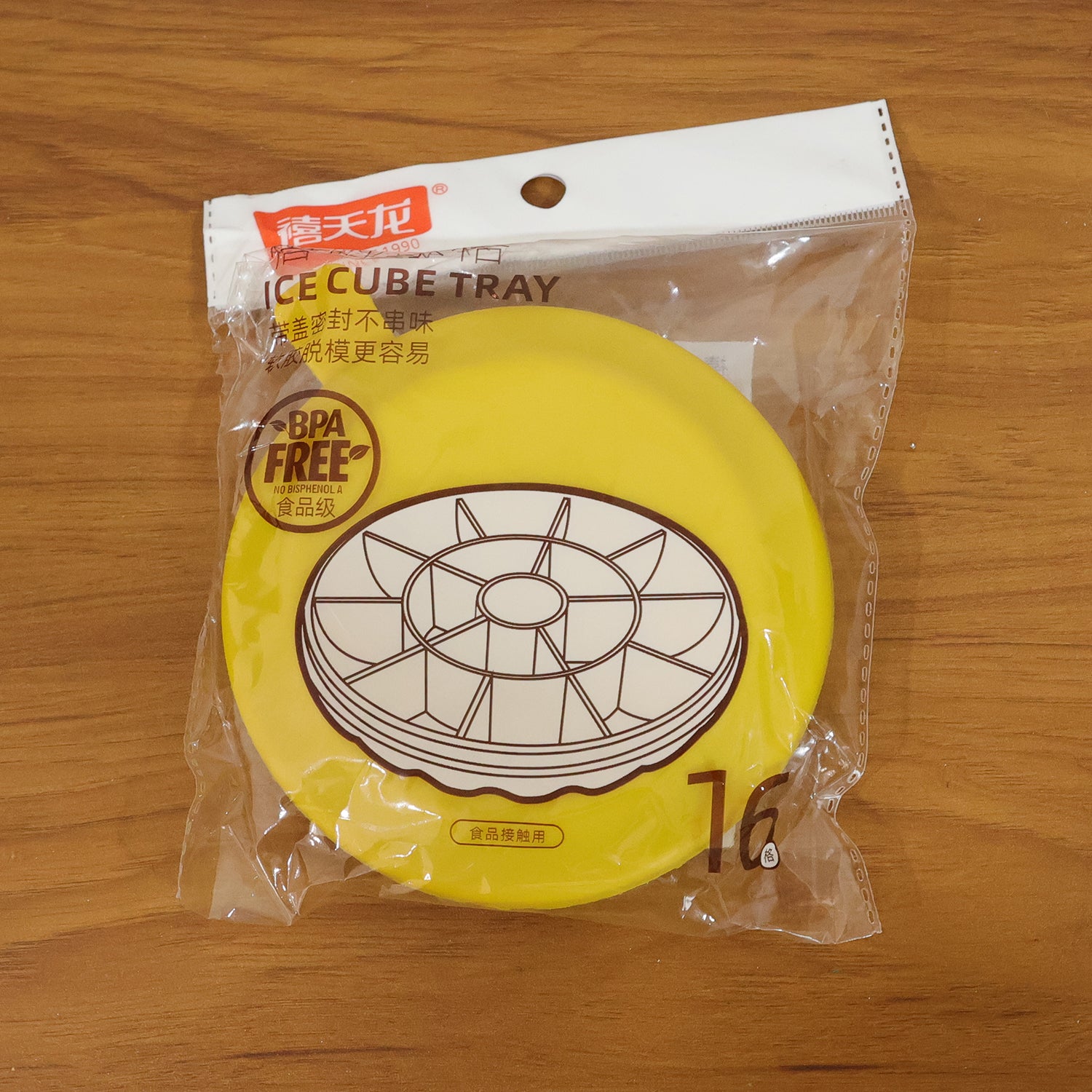 Wukusy premium round ice cube tray with lid, showing the tray filled with clear ice cubes and a matching lid for easy storage.
