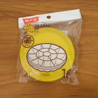 Wukusy premium round ice cube tray with lid, showing the tray filled with clear ice cubes and a matching lid for easy storage.