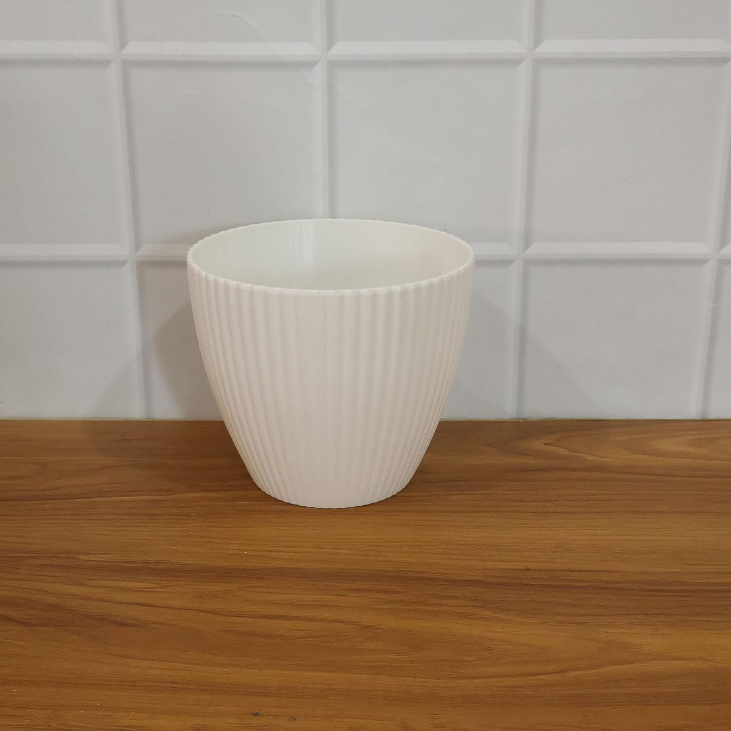 White ribbed decorative flower pot by Wukusy, premium ceramic planter with textured design for indoor or outdoor use.