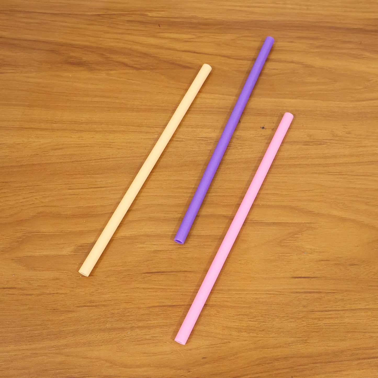 Colorful reusable drinking straw for cold beverages by Wukusy, made of durable material, with a mix of vibrant colors.