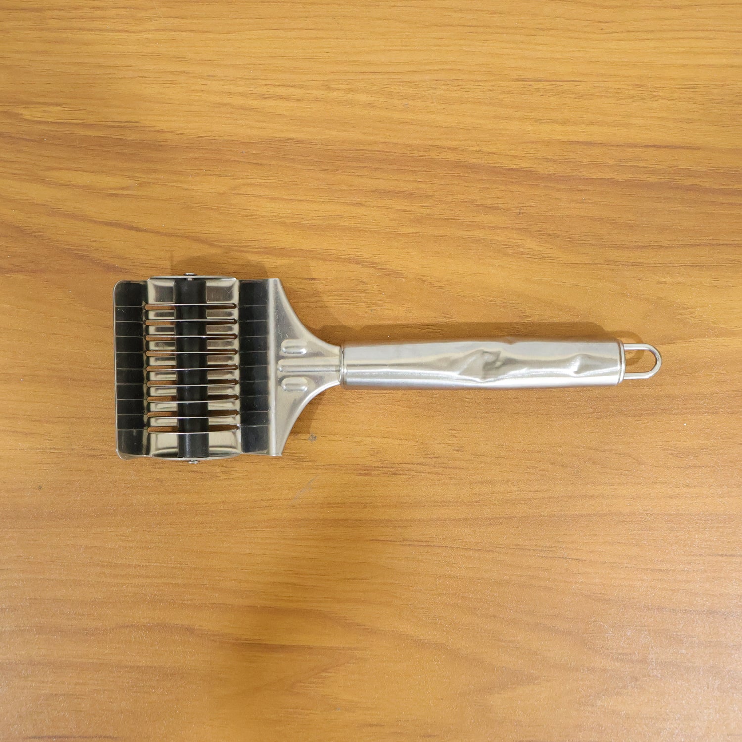 Wukusy stainless steel multi-blade dough cutter with B-grade quality, featuring multiple blades for efficient dough cutting.