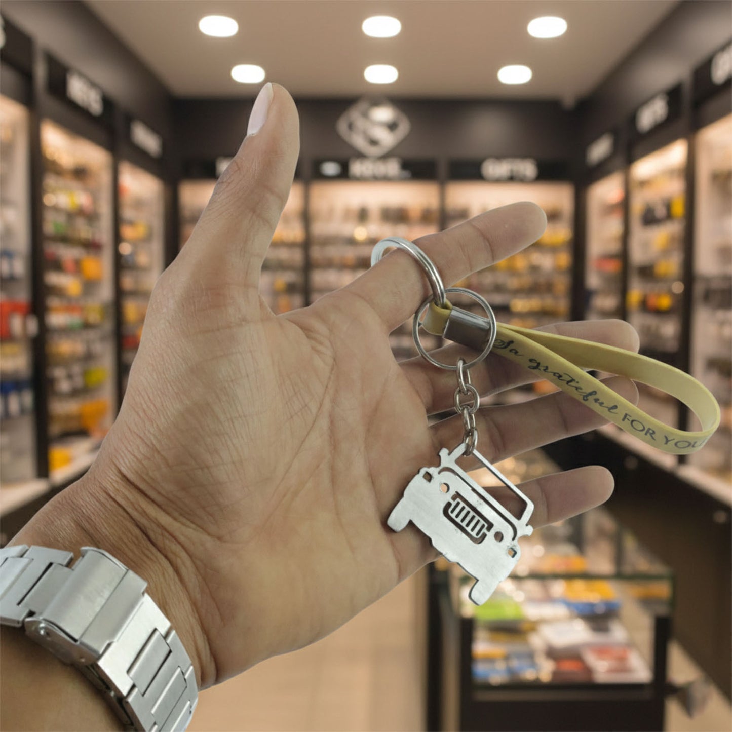 Wukusy stylish dual-keyring metal car keychain set featuring two durable keyrings on a sleek metal chain.