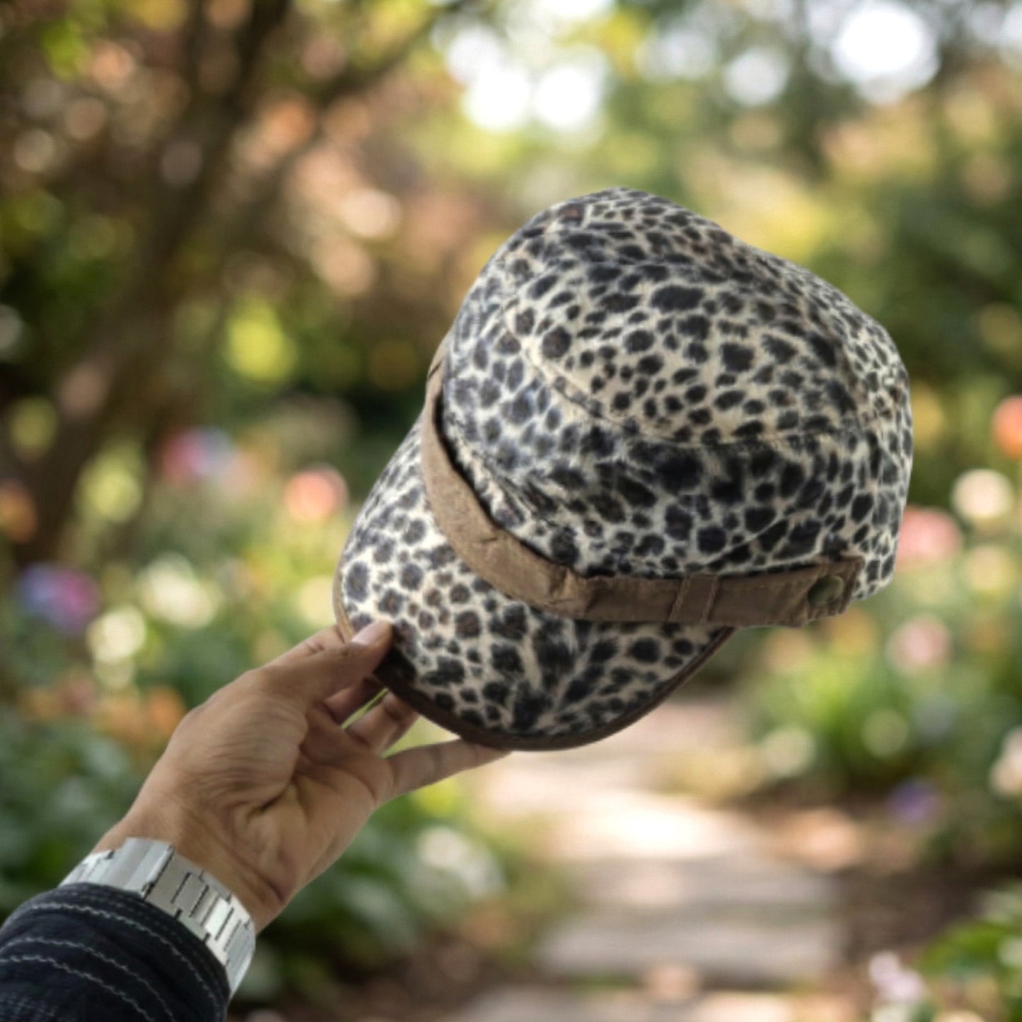 Wukusy stylish leopard print military style cap, 1 piece, featuring a bold animal print and structured design for a trendy look.