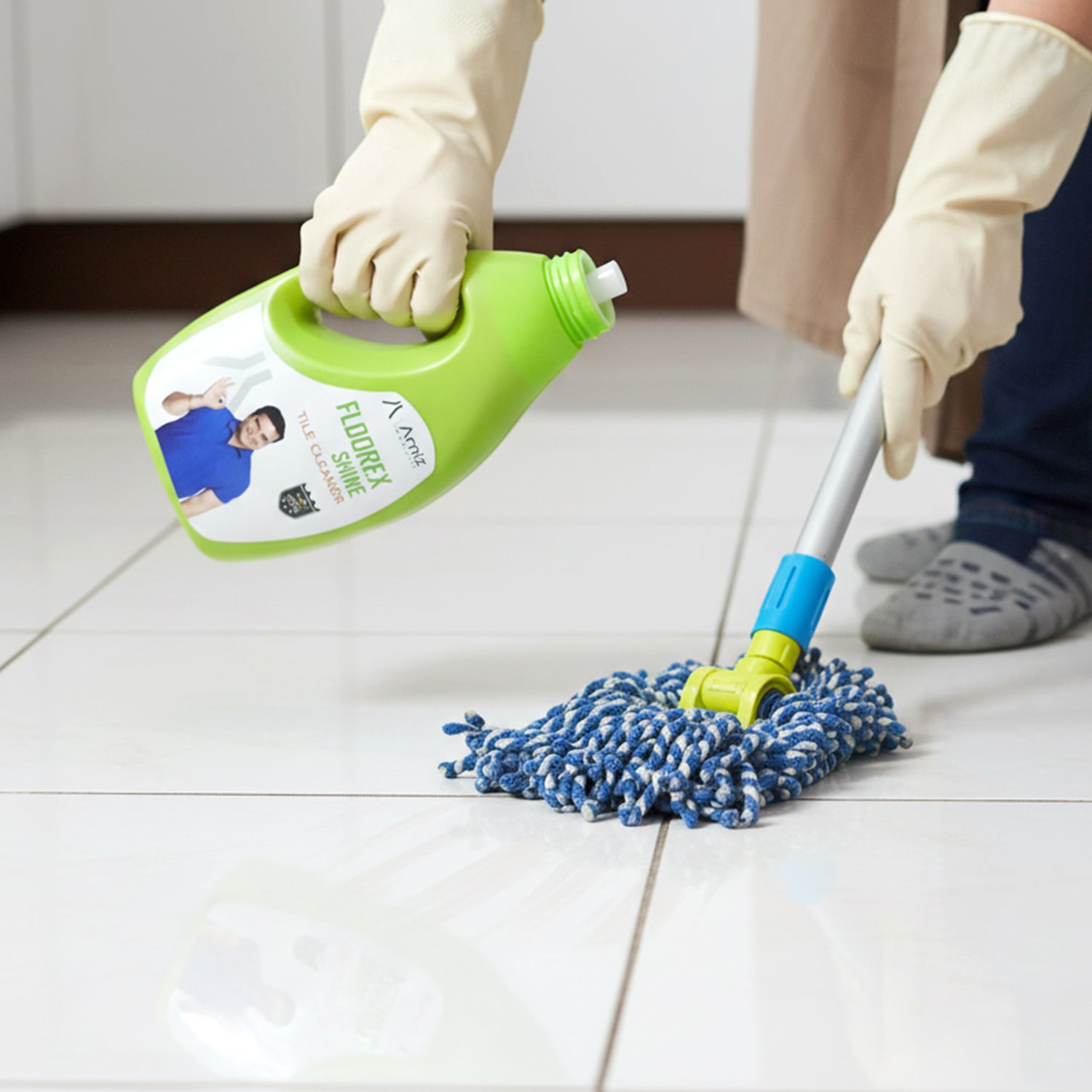 Wukusy tile cleaner liquid for floors, marble, and surfaces in a 1-liter bottle, suitable for tile and marble floor cleaning.