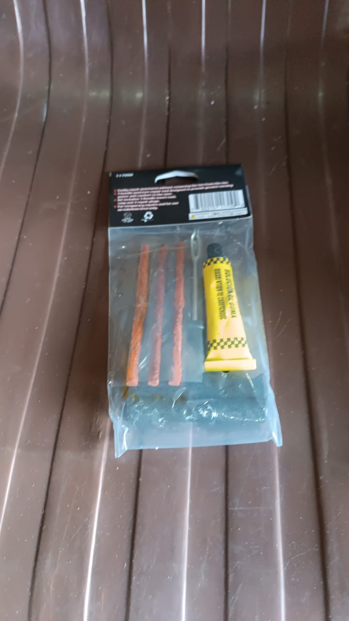 Wukusy tyre puncture repair kit with 3 seal strips and 5-piece set for quick, easy bicycle or motorcycle tyre repairs.
