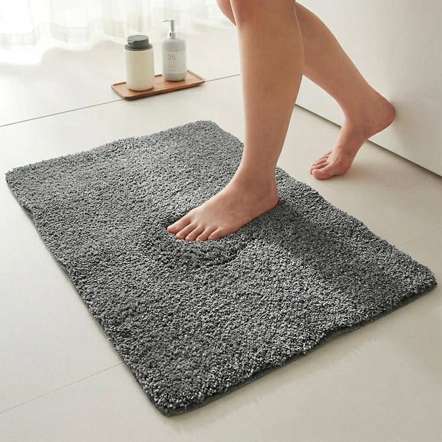 Wukusy ultra-soft anti-slip bathroom floor mat, 100x99 cm, textured surface for safety and comfort in the bathroom.