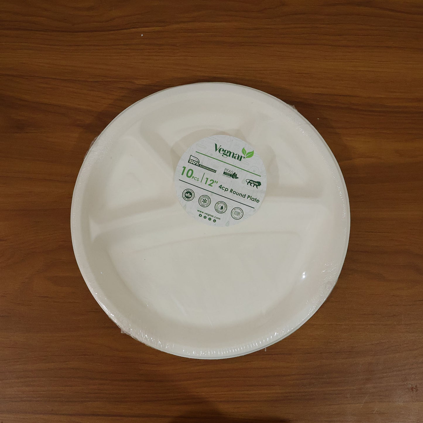 Wukusy Vegnar 4-compartment disposable food serving plates set with 10 pieces, ideal for catering and outdoor meals.