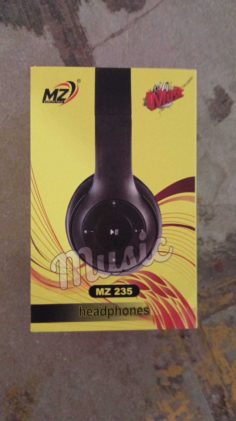 Wukusy wireless over-ear Bluetooth headphones with foldable headband, hands-free calling, and electronic design.