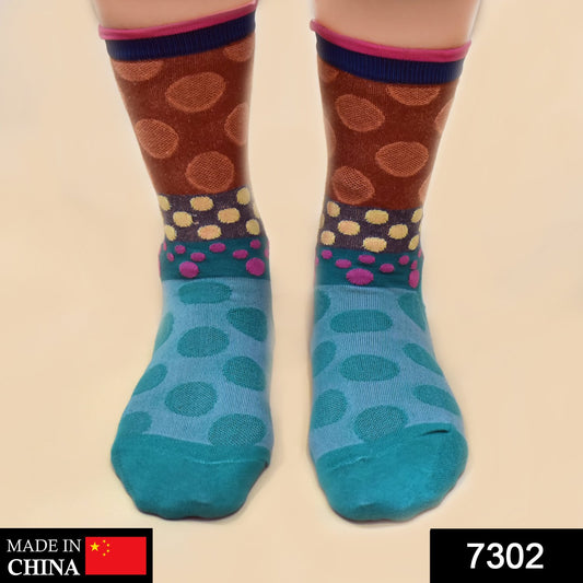 Wukusy 7302 breathable thickened cotton socks, simple and soft, skin-friendly fashion socks with a classic design.