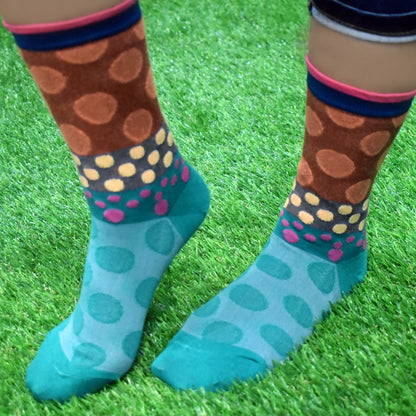 Wukusy 7302 fashion socks, breathable, thickened, soft, simple design, skin-friendly, suitable for casual wear.