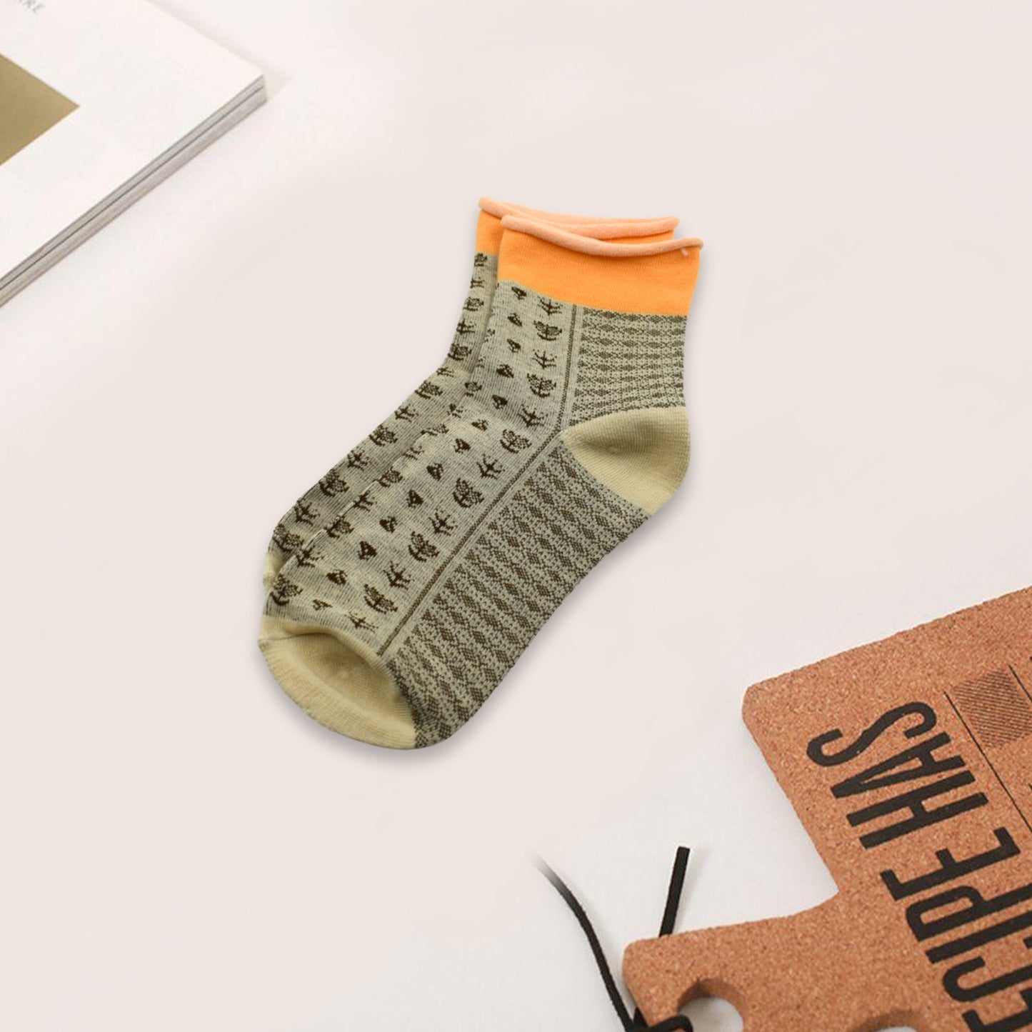 Wukusy fashion socks, breathable and thickened, with a simple, soft, skin-friendly design for comfortable everyday wear.