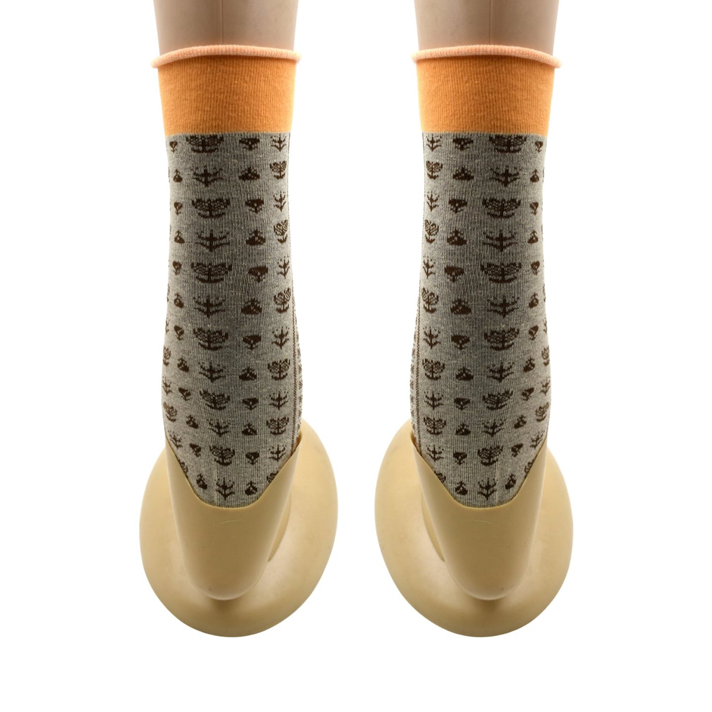 Wukusy 7356 breathable, thickened cotton socks featuring a classic simple design and soft, skin-friendly material for comfortable wear.