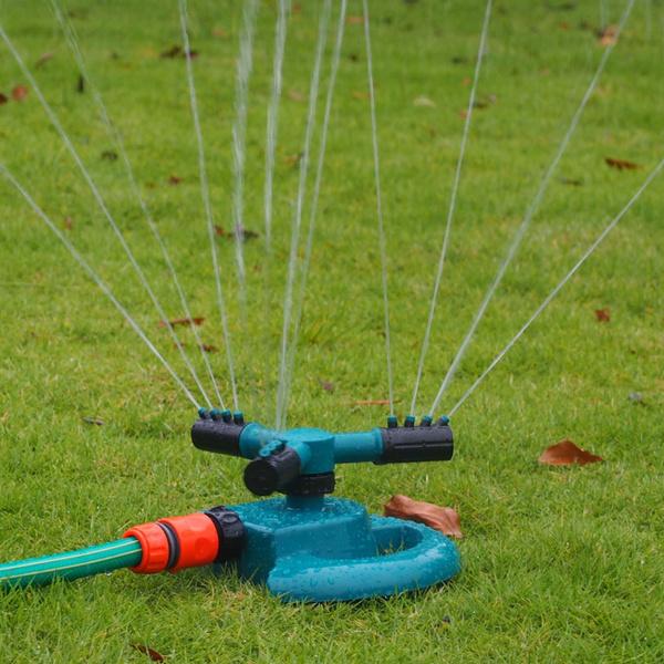 Wukusy 1677 3-arm 360° rotating water sprinkler for garden hose irrigation, with adjustable spray sectors and durable construction.