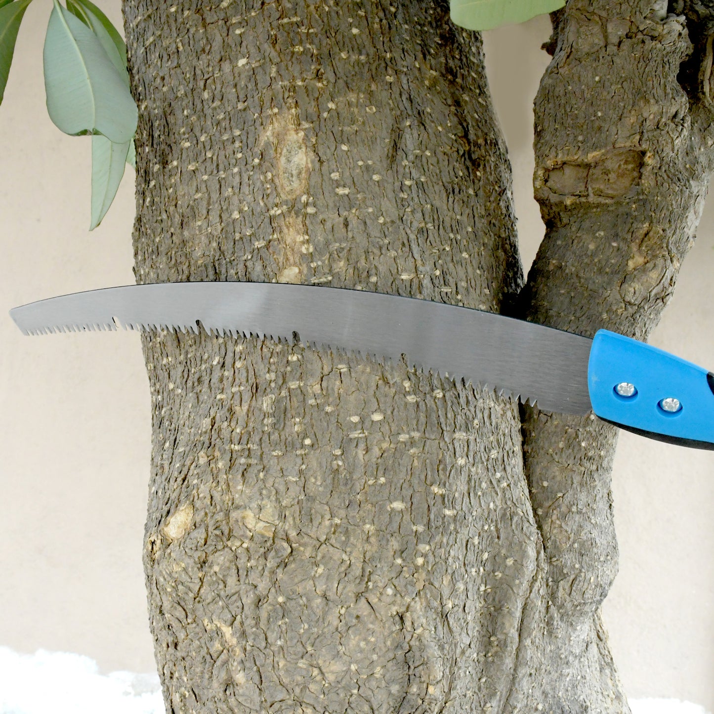 Wukusy 20-inch pruning saw with high carbon steel blade and sharpened teeth, featuring cover for gardening and tree branch cutting.