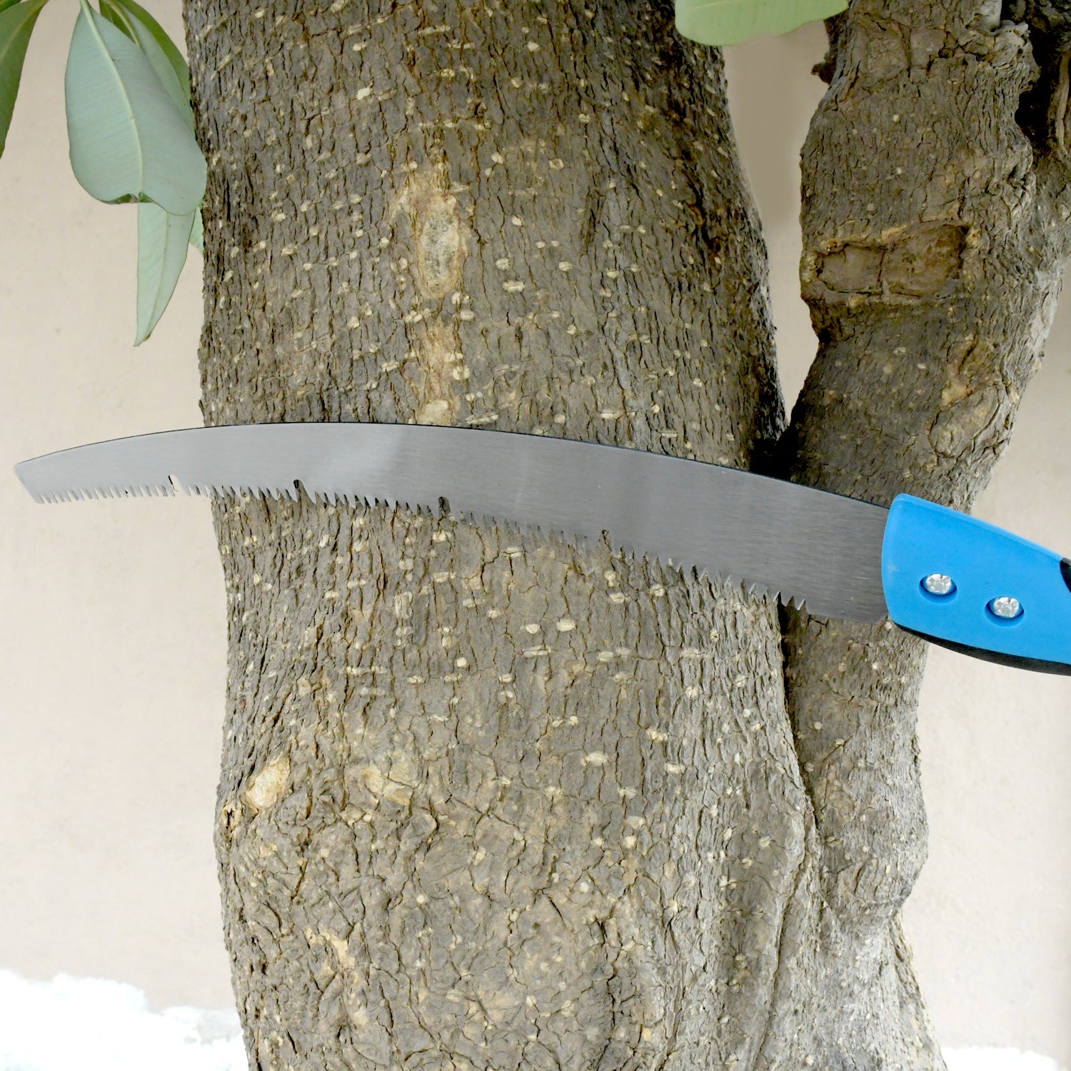 Wukusy 20-inch pruning saw with high carbon steel blade and sharpened teeth, featuring cover for gardening and tree branch cutting.