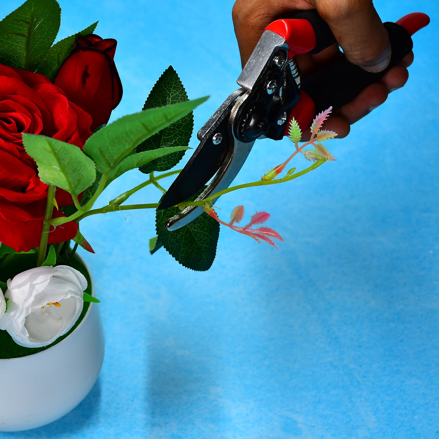 Wukusy 21cm red garden shears with sharp blades, pruning scissors for trimming plants and shrubs in garden work.