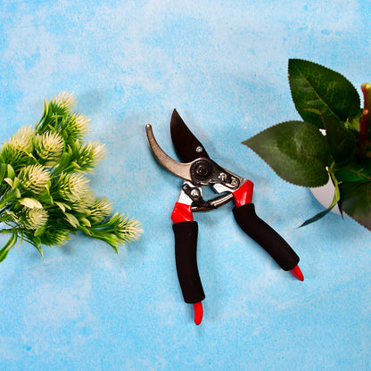 Wukusy 21cm red garden shears with sharp blades, pruning scissors for trimming plants and shrubs in the garden.