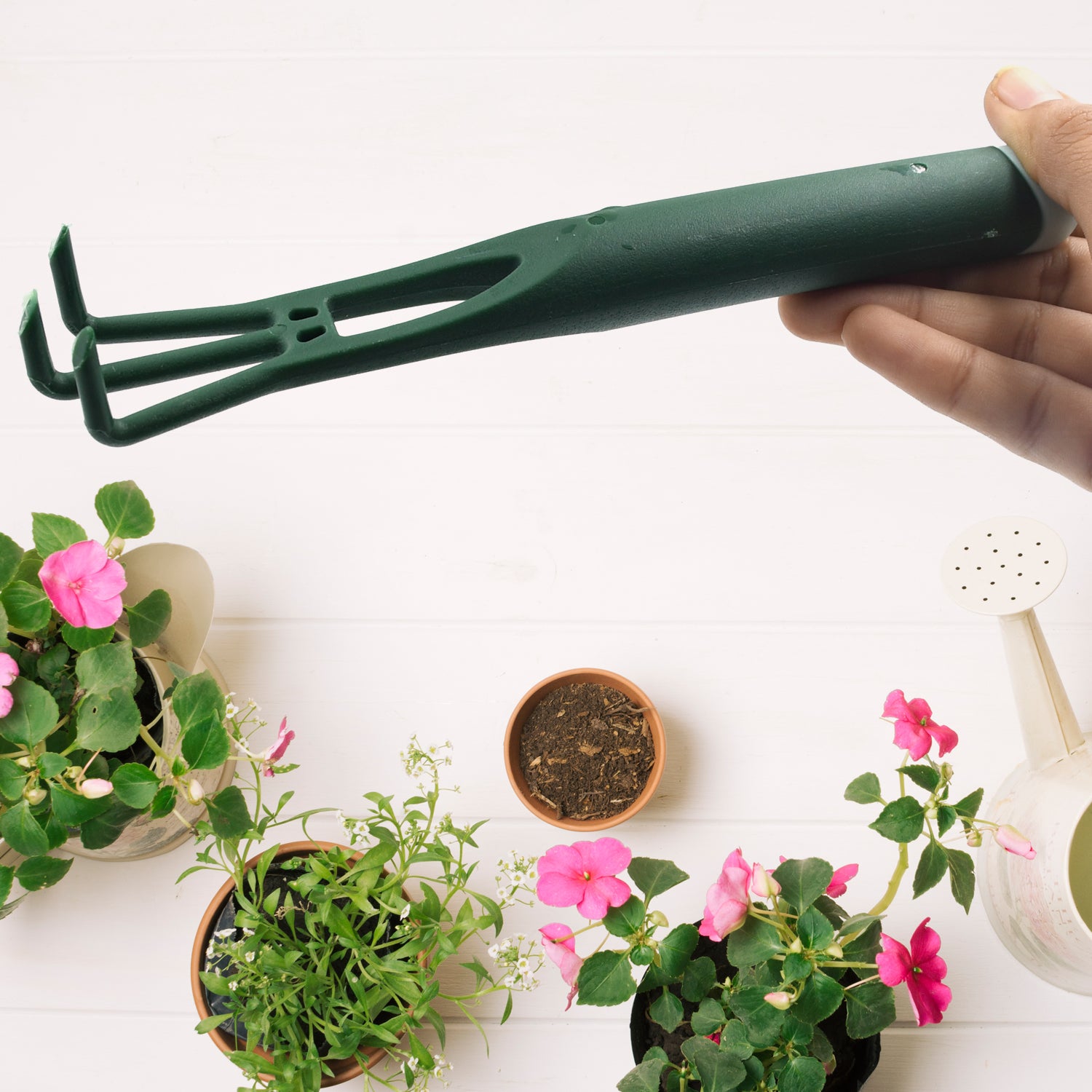 Wukusy garden hand trowel for digging and planting, small heavy-duty gardening tool perfect for potting and planting in the garden.
