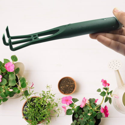Wukusy garden hand trowel for digging and planting, small heavy-duty gardening tool perfect for potting and planting in the garden.