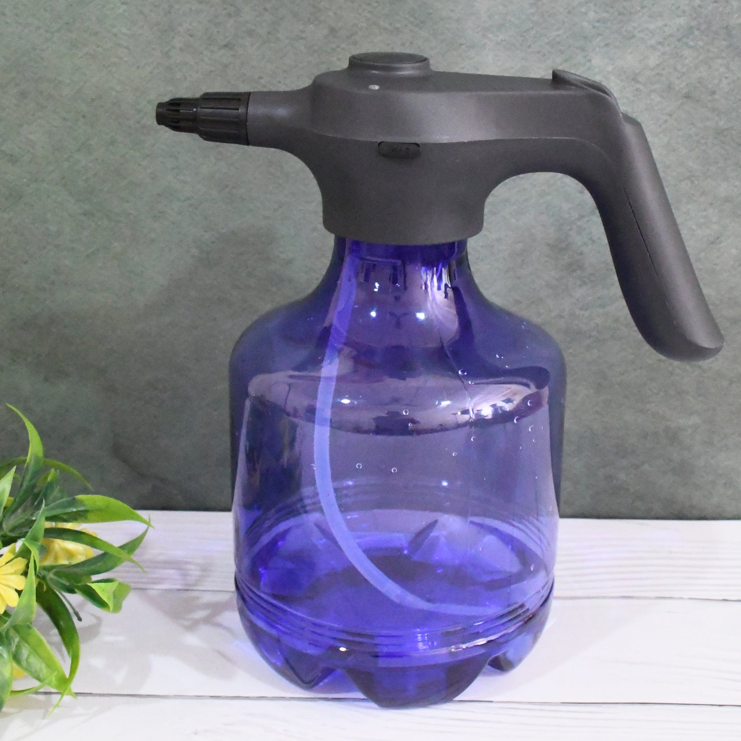 Wukusy 3L electric garden spray bottle with rechargeable battery, automatic watering can for fertilizing and garden watering.