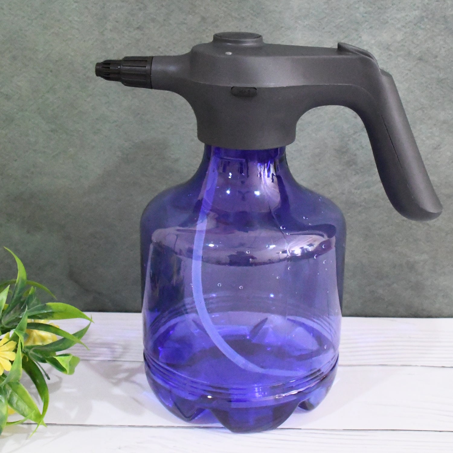 Wukusy 3L electric garden spray bottle with rechargeable battery, automatic watering can for fertilizing and garden watering.