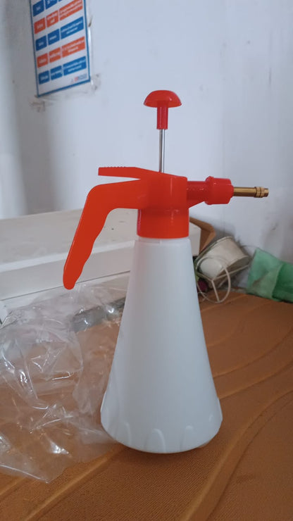 Wukusy garden handheld pressure water sprayer bottle, 1 liter with a trigger nozzle for watering plants and garden care.