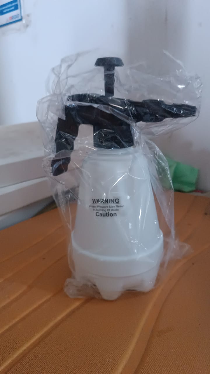 Wukusy heavy-duty plastic garden pressure spray bottle, 1.5 liters, with adjustable nozzle for garden watering and plant care.