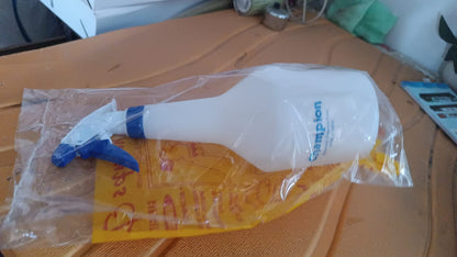 Wukusy 1L garden plastic trigger spray bottle, versatile for plant watering and gardening tasks, with adjustable nozzle and ergonomic design.