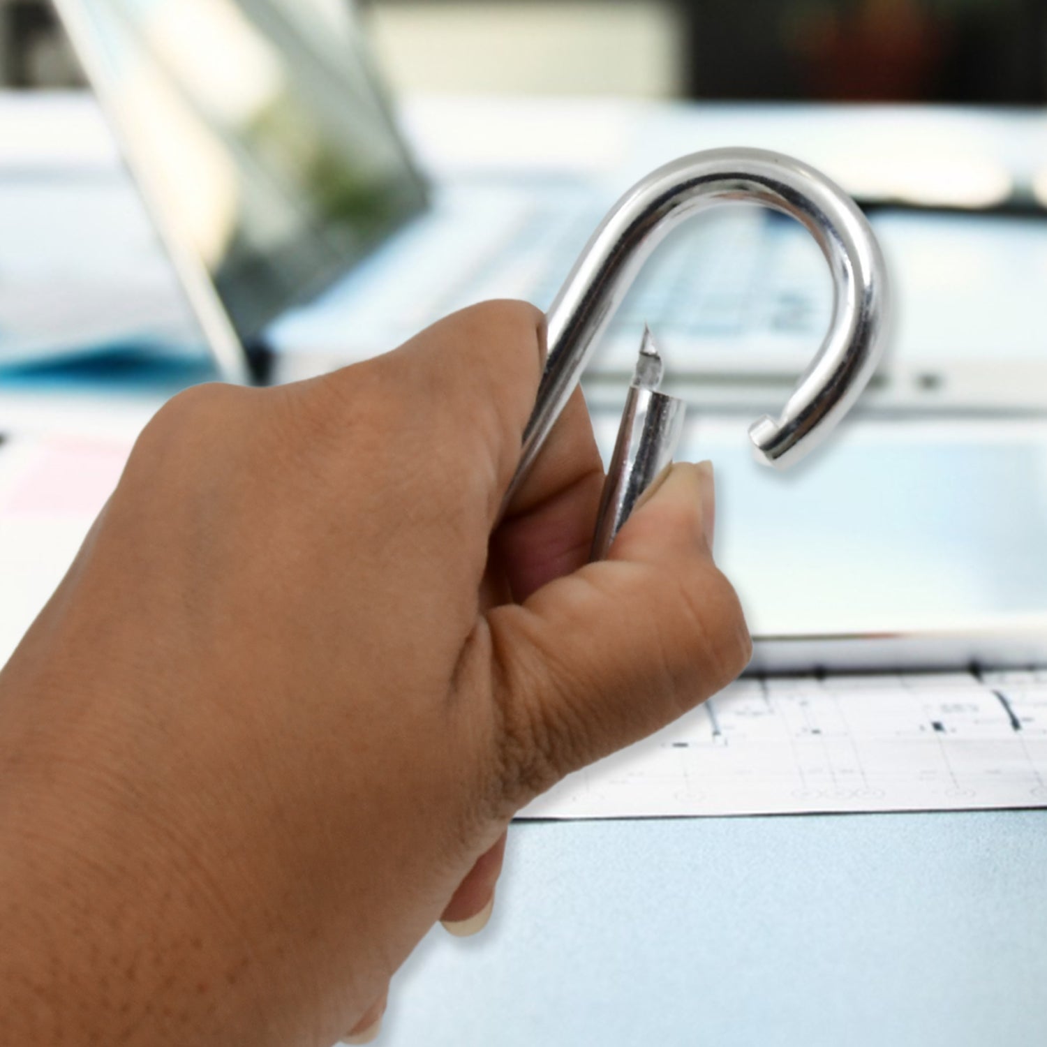 Wukusy stainless steel snap hook, 880 mm, durable hardware clip for secure attachment, shown in a close-up image.