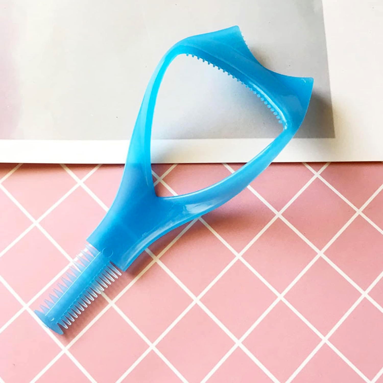 Wukusy 3-in-1 plastic eyelash tool with mascara applicator, eyelash brush, curler, and comb for precise eye makeup application.