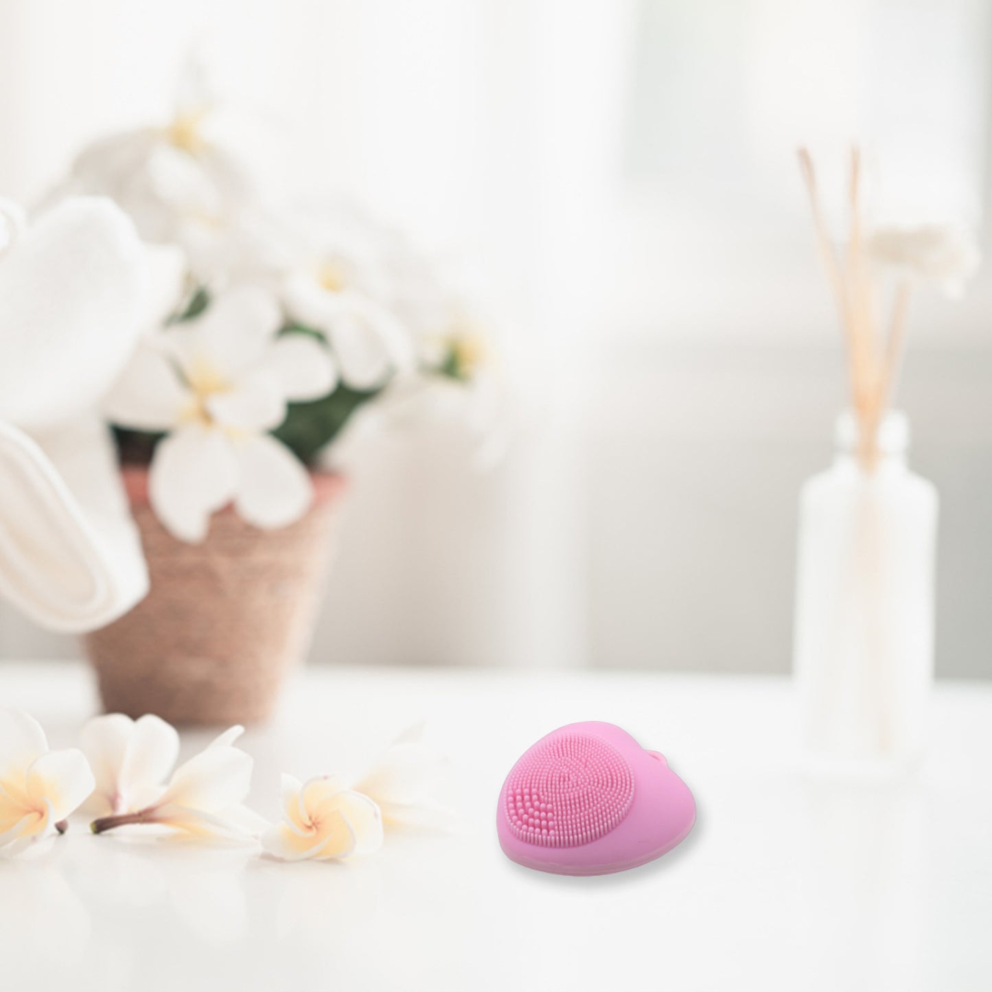 Wukusy waterproof silicone face wash brush with heart shape, exfoliating facial scrubber for deep cleansing and skin care at home.