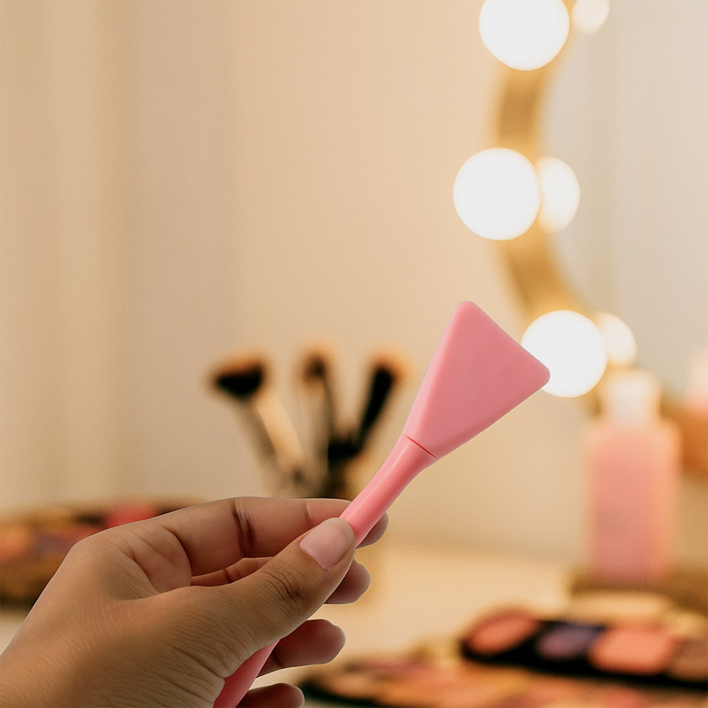 Wukusy facial mask applicator spatula in black, designed for smooth and even application of facial masks in health and beauty routines.