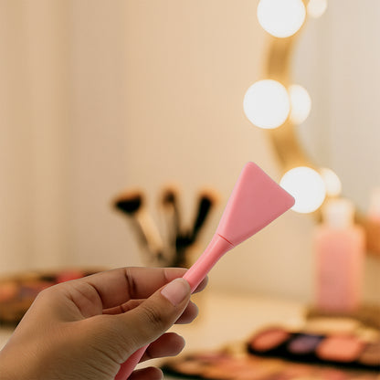 Wukusy facial mask applicator spatula in black, designed for smooth and even application of facial masks in health and beauty routines.