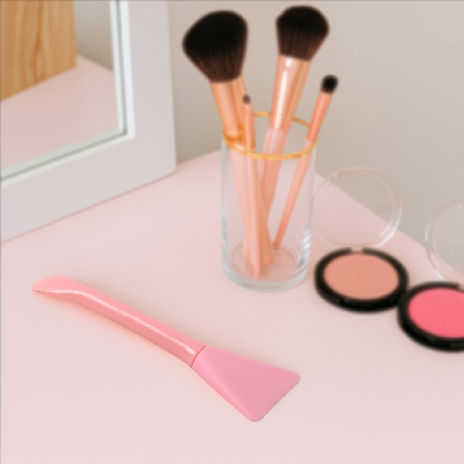 Wukusy facial mask applicator spatula for precise and hygienic application of skincare masks, single piece, health and beauty tool.