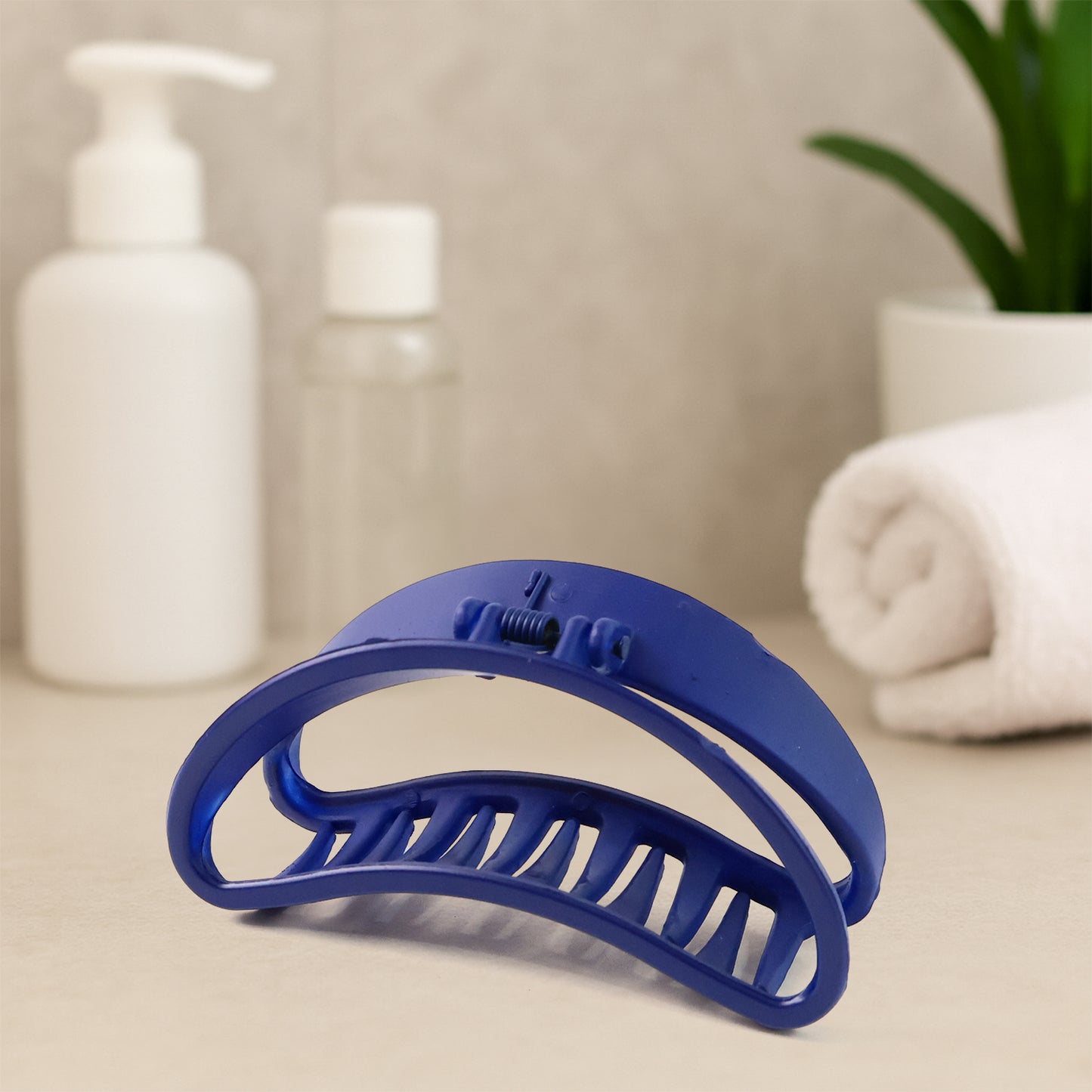 Set of 12 Wukusy plastic hair clamps with simple matte finish, ideal for securing hair in health and beauty styling.