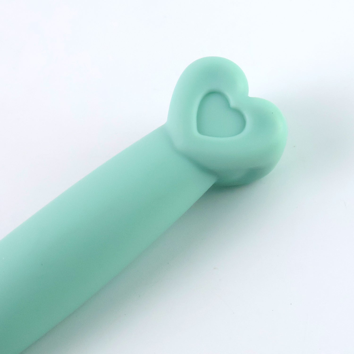 Wukusy plastic hair comb with a heart-shaped handle, designed for detangling and styling hair.