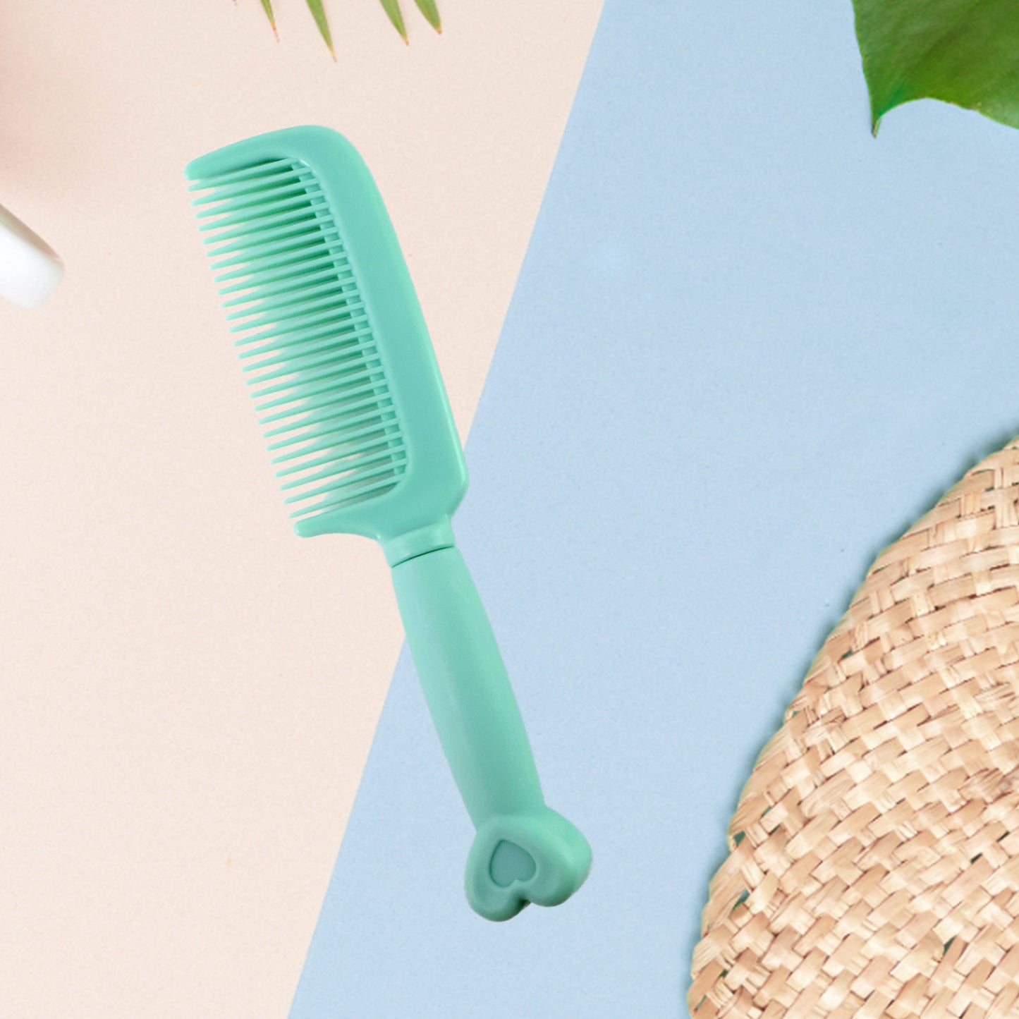 Wukusy plastic hair comb with a heart-shaped handle, ideal for detangling and styling hair, in a single piece.