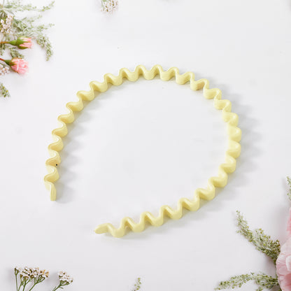 Wukusy plastic simple headband with comb design, lightweight hairband for styling and hair control, single piece.