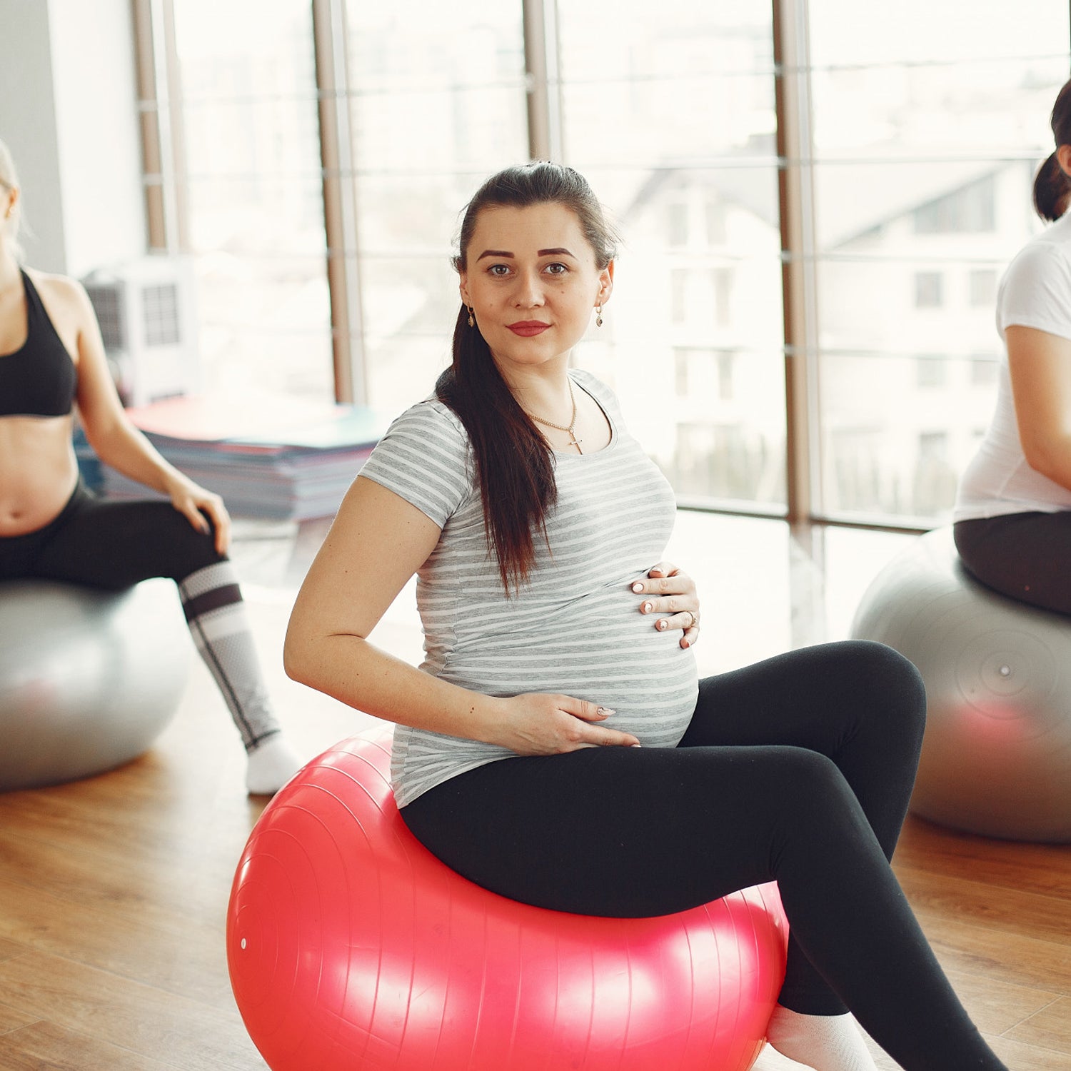 Wukusy 65cm anti-burst exercise ball with pump, non-slip surface, used for yoga, Pilates, core training at home or gym.
