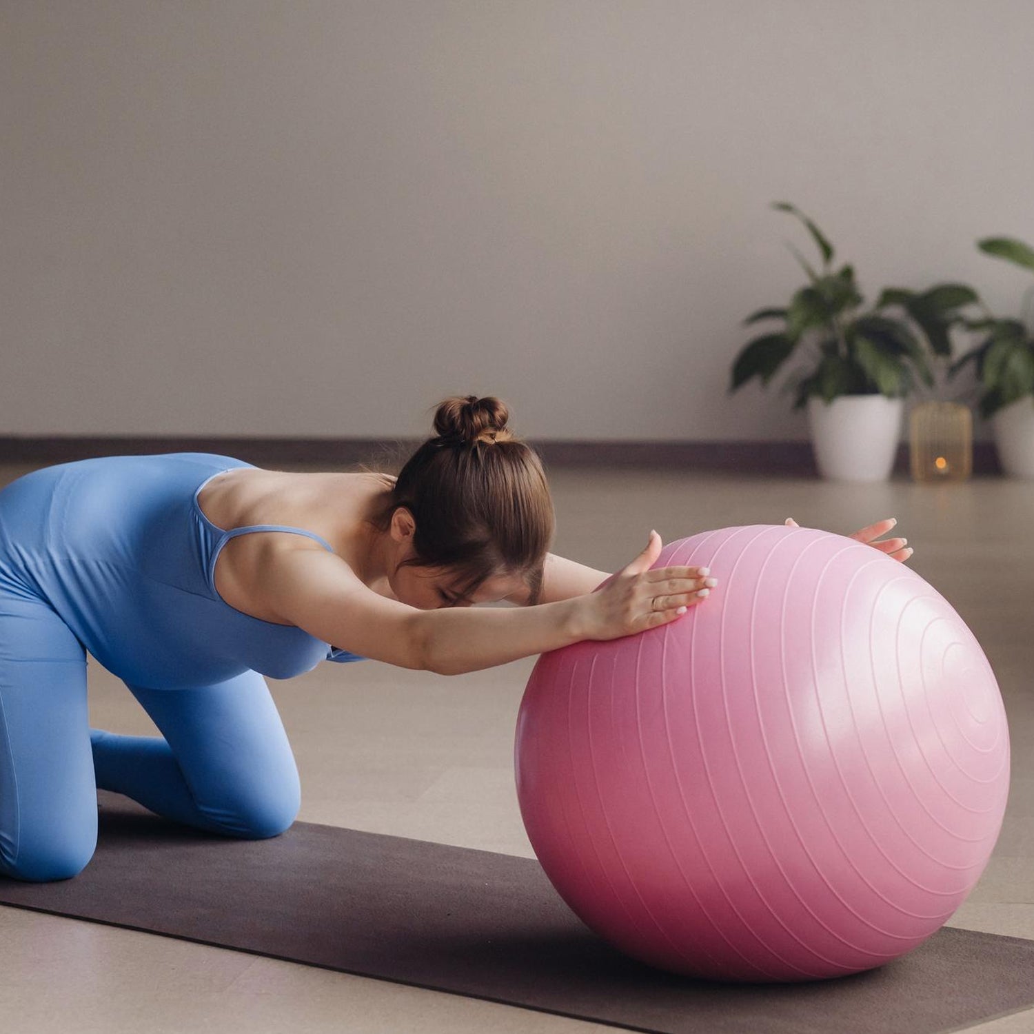 Wukusy 65cm anti-burst exercise ball with inflation pump, non-slip surface, used for yoga, Pilates, and core training at home or gym.